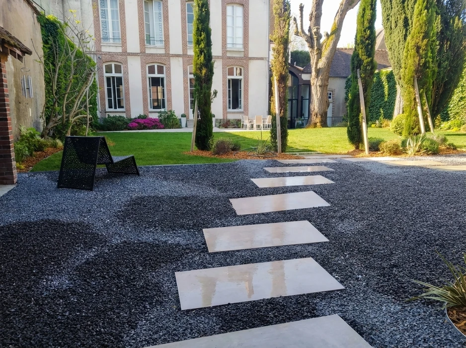 Jardin paysager contemporain d'une demeure bourgeoise en briques