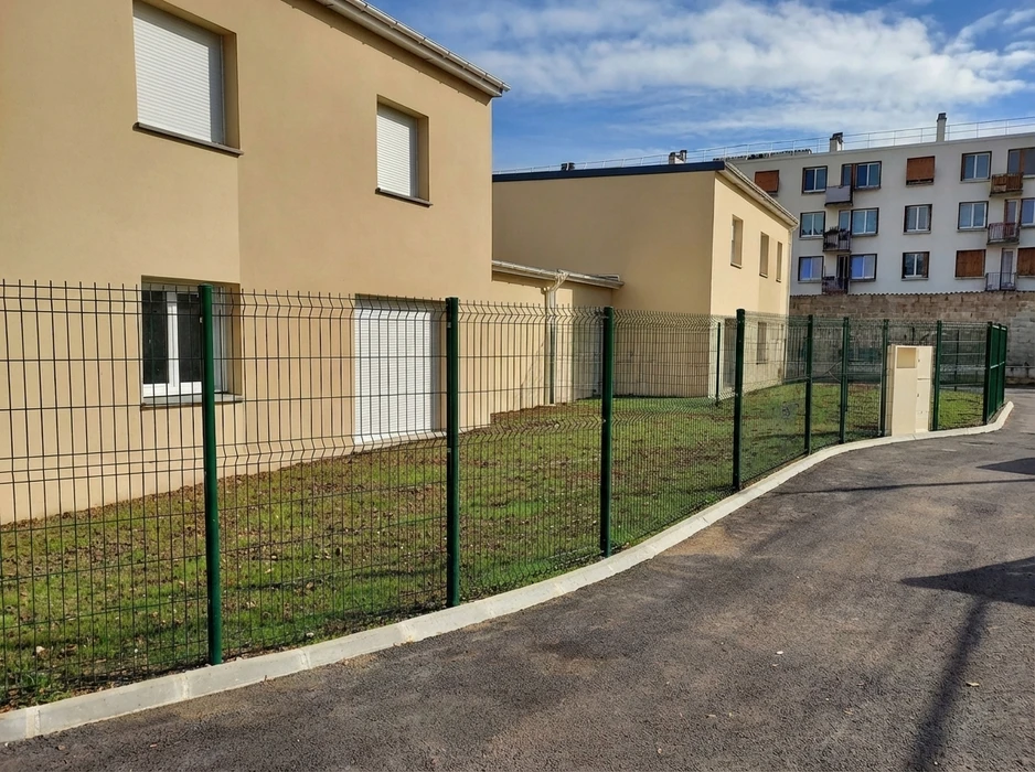 Clôture rigide en panneaux de grillage soudé, poteaux ronds laqués vert RAL 6005, fixés sur platine béton avec lisse anti-soulèvement