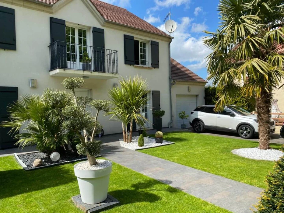 Jardin résidentiel soigné avec pelouse synthétique ou naturelle parfaitement entretenue