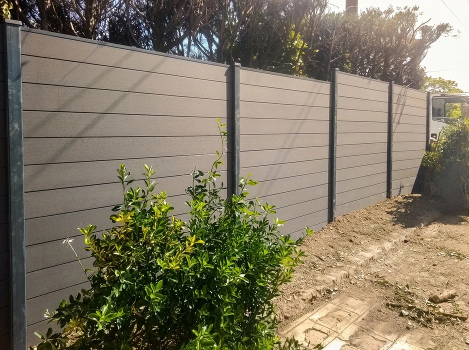 Clôture extérieure moderne installée le long d'une allée de jardin