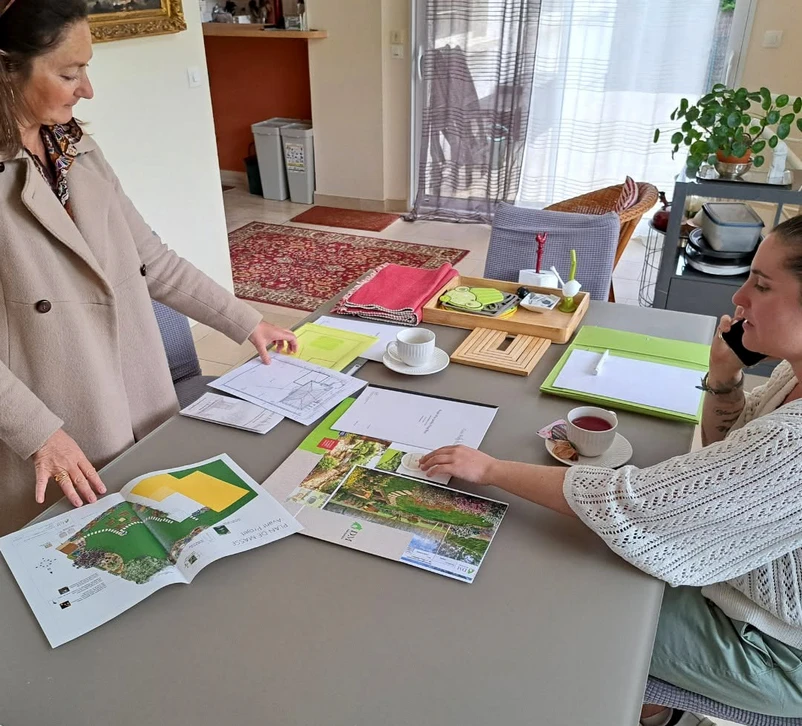 Bureau de designer graphique avec professionnel travaillant sur tablette graphique et stylet