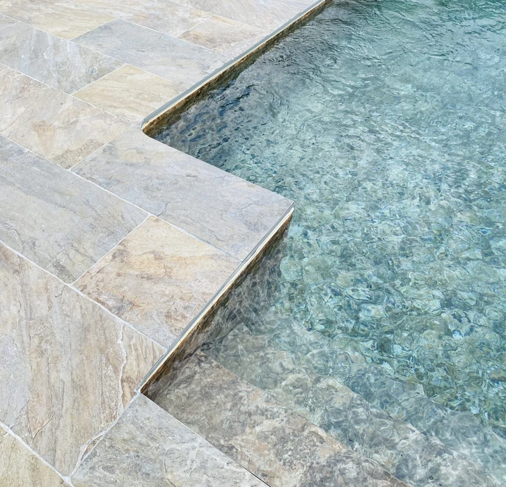 Jardin résidentiel soigné avec pelouse synthétique ou naturelle parfaitement entretenue